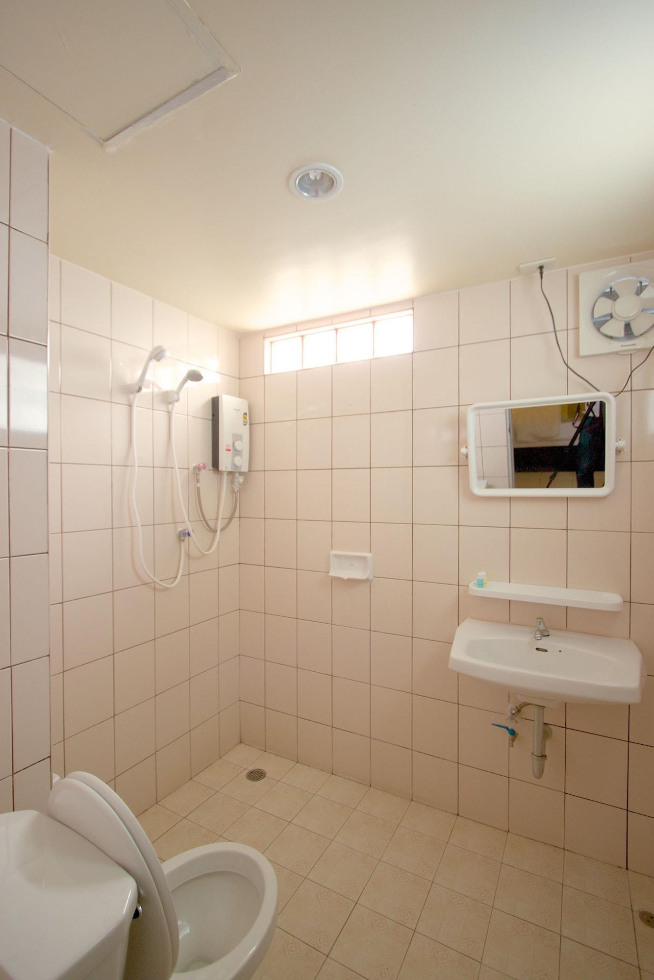 Charn Residence Bangsaen Екстериор снимка