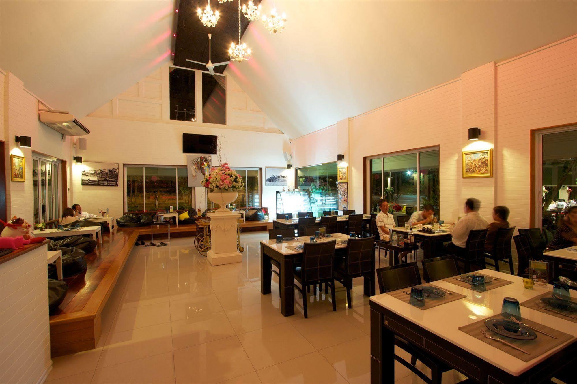 Charn Residence Bangsaen Екстериор снимка