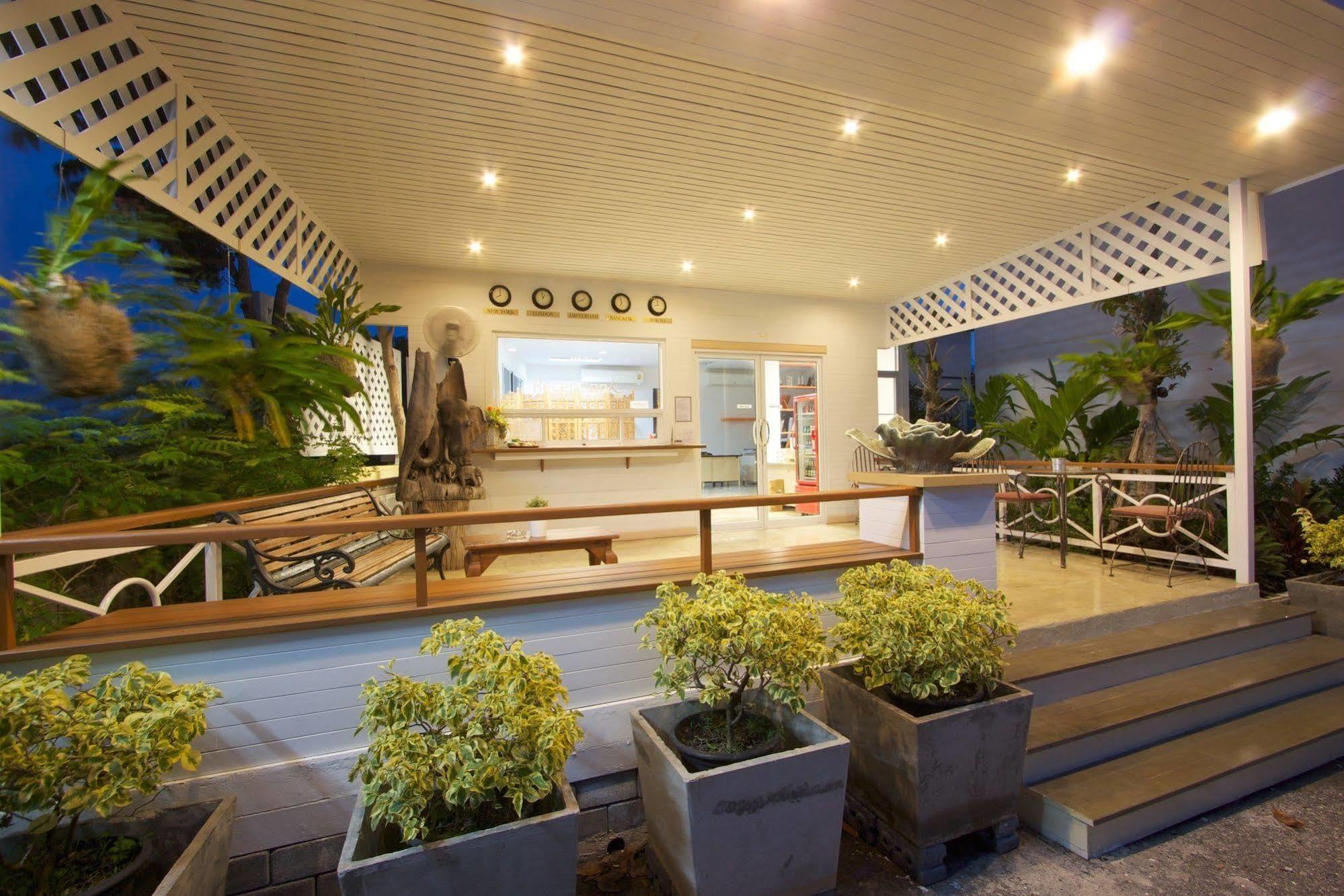 Charn Residence Bangsaen Екстериор снимка