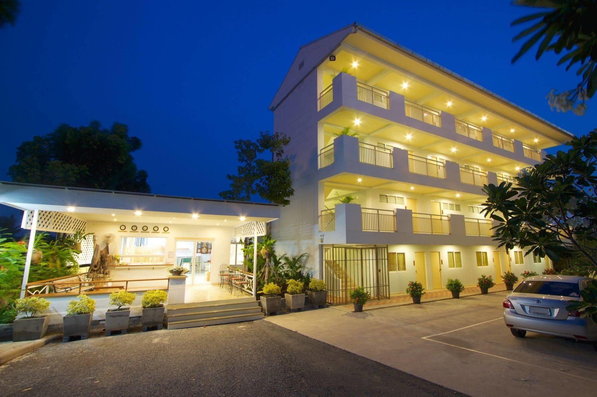 Charn Residence Bangsaen Екстериор снимка